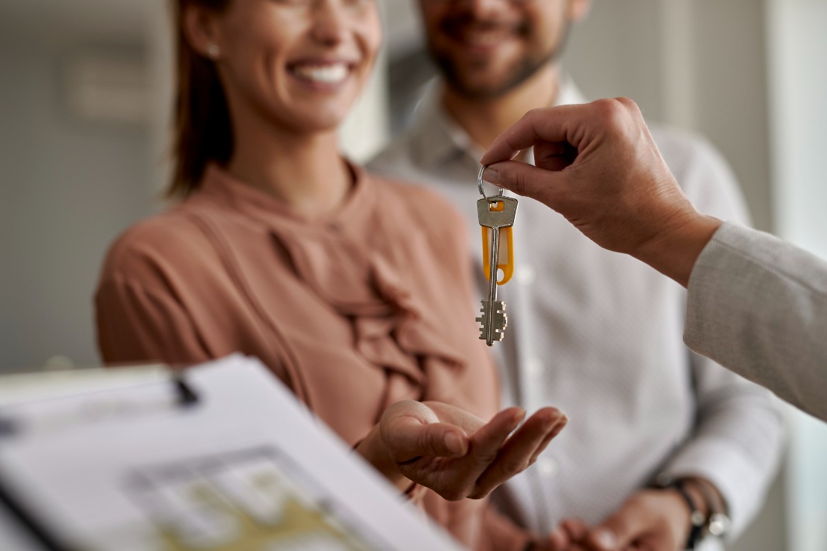 giving keys to buyer